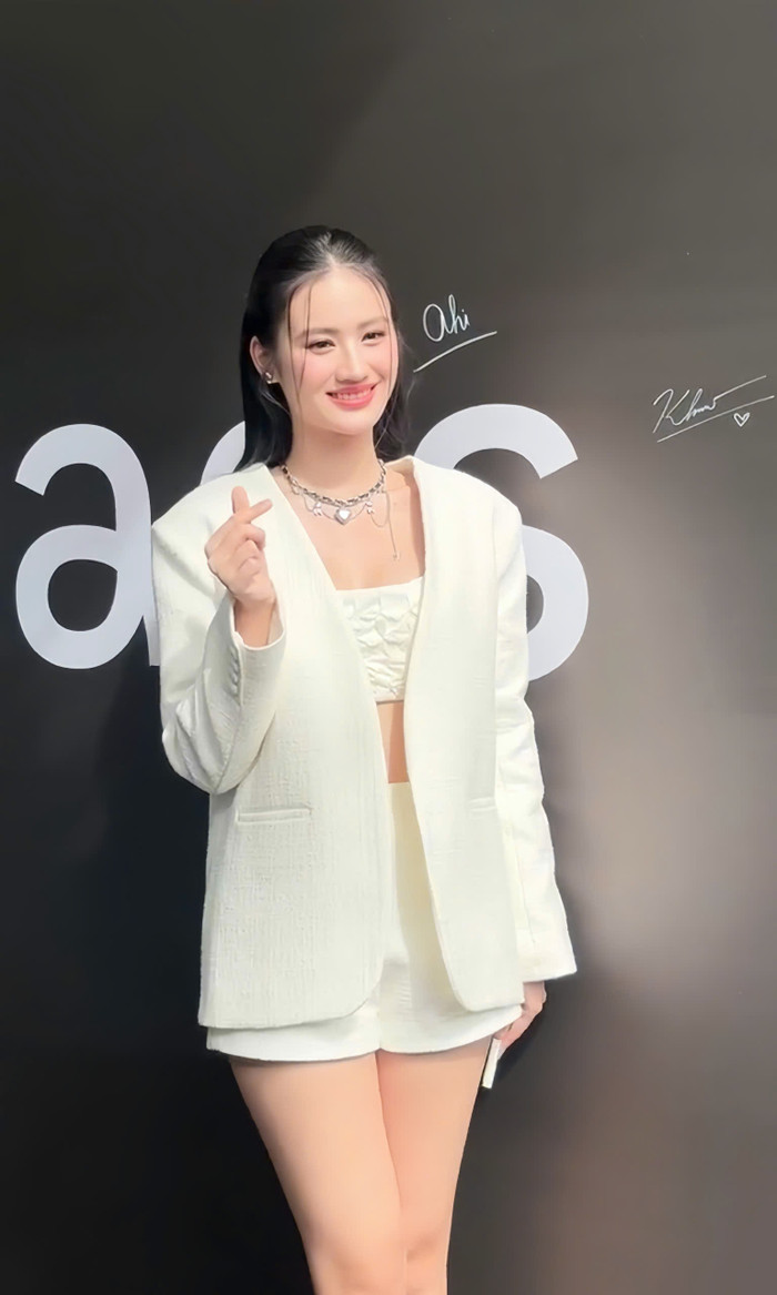 Mẫu quần ngắn cạp cao không chỉ giúp đồng điệu bảng màu mà còn góp phần tôn lên đôi chân thon gọn của Hoa hậu Ý Nhi. 