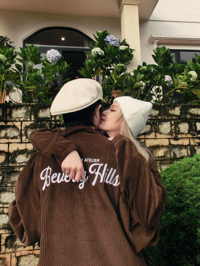 Xoài Non công khai thân mật với Gil Lê. (Ảnh FBNV)