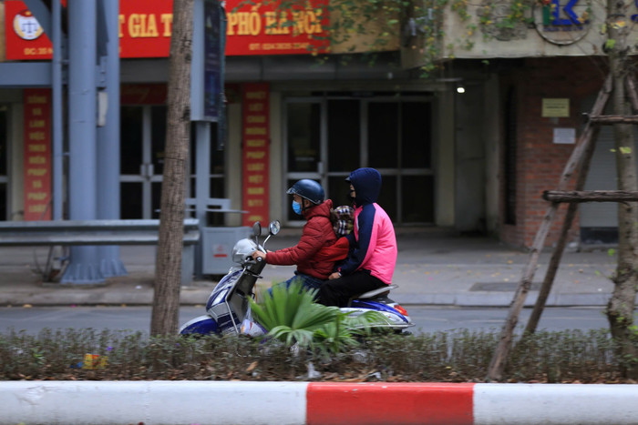 Sáng sớm và đêm, nền nhiệt xuống thấp, người dân ra đường có thể cảm nhận được sự rét mướt
