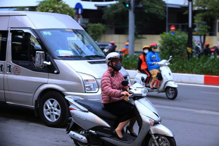 Dự báo trong 3 ngày tới, nhiệt độ tại thủ đô Hà Nội vẫn xuống thấp. Người dân ra đường cần chú ý dự báo thời tiết để bảo vệ sức khoẻ