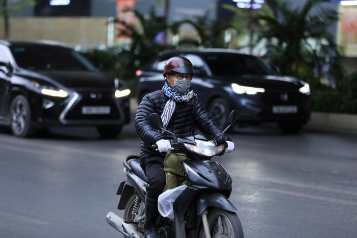 Với nền nhiệt độ thấp vào sáng sớm, người dân khi ra đường phải khoác nhiều lớp áo, quàng khăn để chống rét.