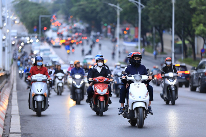 Nền nhiệt lúc sáng sớm xuống thấp nên người dân càng cảm nhận cái lạnh rõ rệt hơn