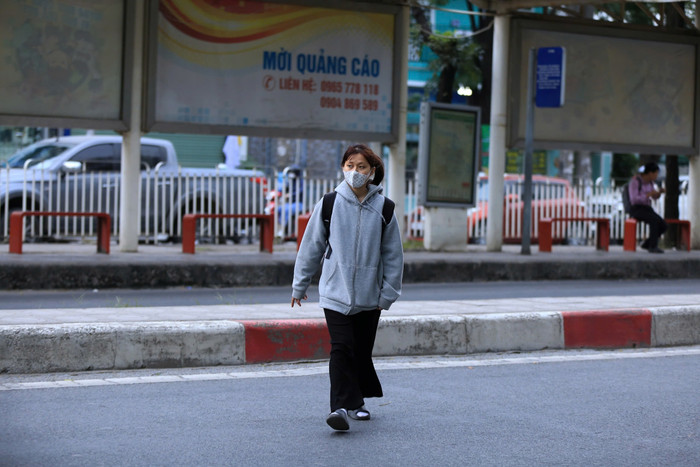 Sinh viên khoác áo ấm đến trường