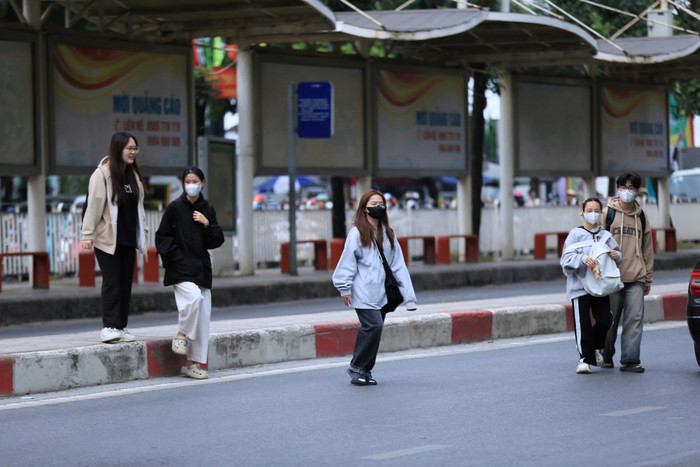 Chùm ảnh: Người dân Thủ đô đón đợt rét đầu tiên năm 2024 Ảnh 16