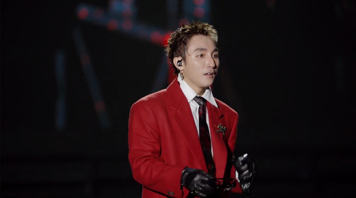 Sơn Tùng trong buổi biểu diễn mới đây. (Ảnh: Chụp màn hình từ Viettel Telecom)