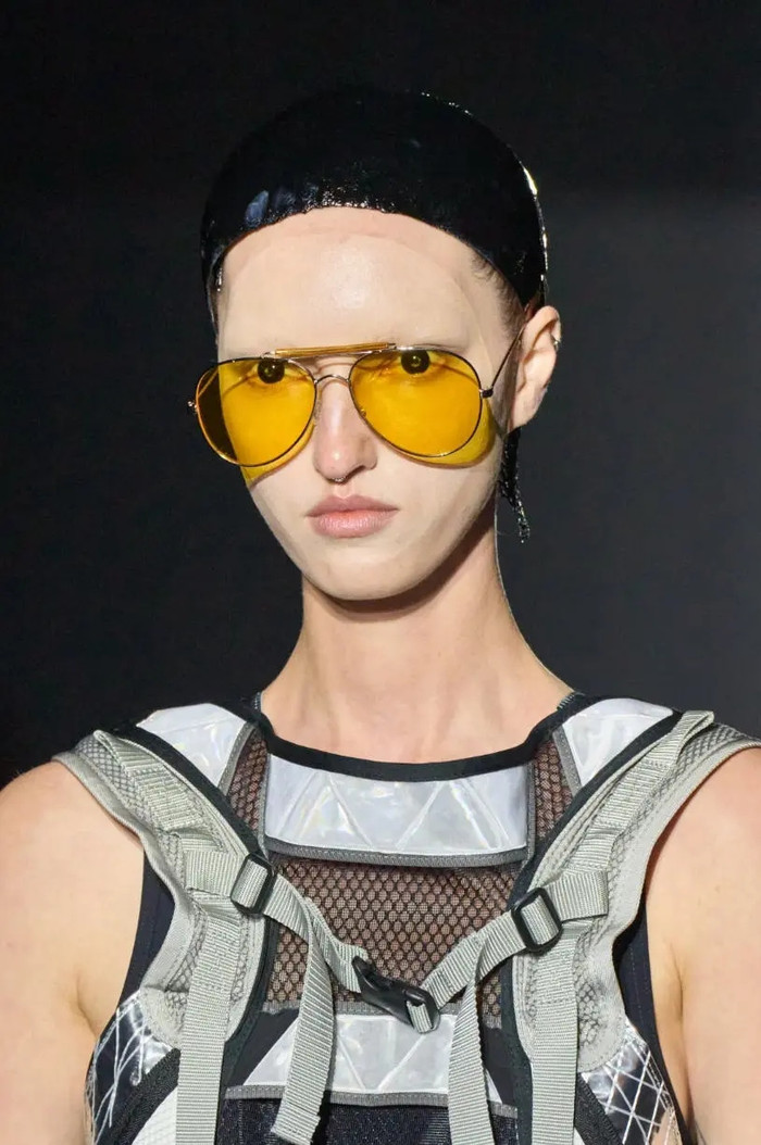 Xuân Hè 2025 là mùa của kính râm statement. Với thiết kế táo bạo, kích thước lớn và màu sắc đa dạng, kính râm năm nay không chỉ bảo vệ đôi mắt mà còn là món đồ không thể thiếu để nâng tầm phong cách. Những mẫu kính râm mang hình dáng độc lạ chắc chắn sẽ làm bạn nổi bật dưới ánh nắng mùa hè.