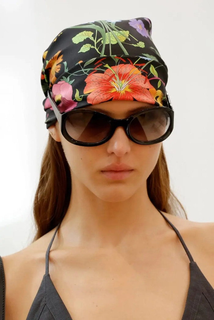 Xu hướng khăn trùm đầu trở lại đầy bất ngờ khi xuất hiện trong các bộ sưu tập của Gucci và Valentino. Mang hơi thở cổ điển pha lẫn hiện đại, món phụ kiện này phù hợp để tạo điểm nhấn sang trọng hoặc đơn giản cho các bộ trang phục. Với nhiều chất liệu và họa tiết phong phú, khăn trùm đầu sẽ là lựa chọn linh hoạt cho mùa này.