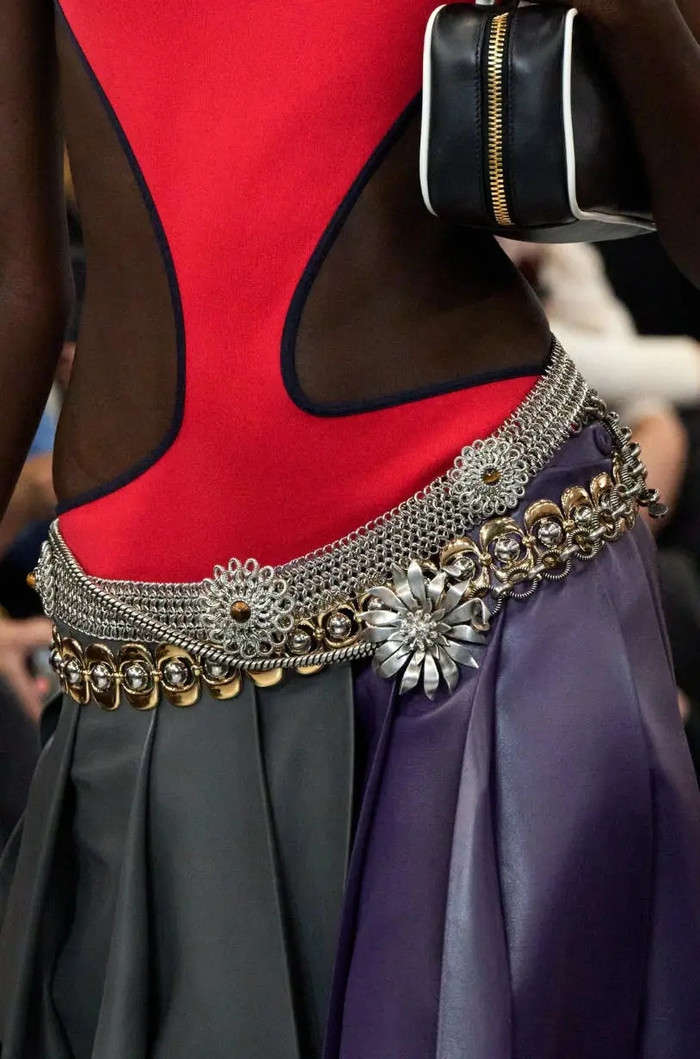 Nếu bạn nghĩ một chiếc thắt lưng là đủ, mùa này sẽ khiến bạn suy nghĩ lại. Các nhà mốt hàng đầu như Miu Miu đã chứng minh rằng việc kết hợp nhiều thắt lưng trên cùng một bộ trang phục là cách để nổi bật. Từ kiểu dáng đơn giản đến chi tiết cầu kỳ, các thiết kế thắt lưng đa tầng không chỉ định hình vóc dáng mà còn là tuyên ngôn thời trang mạnh mẽ.