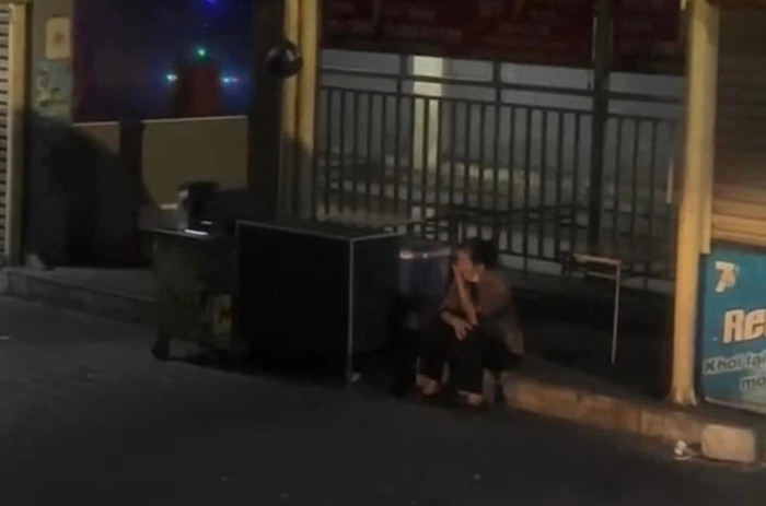 Đoạn clip mẹ chờ con ở bến xe gây bão mạng.