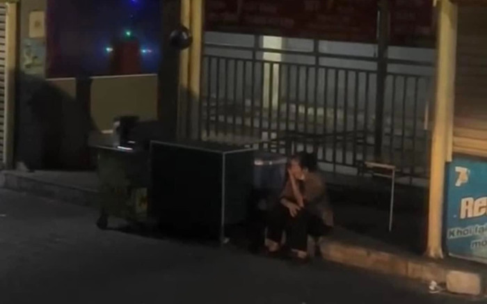Người mẹ ngồi khóc ở bến xe lúc rạng sáng, biết lí do ai cũng xót xa Ảnh 2