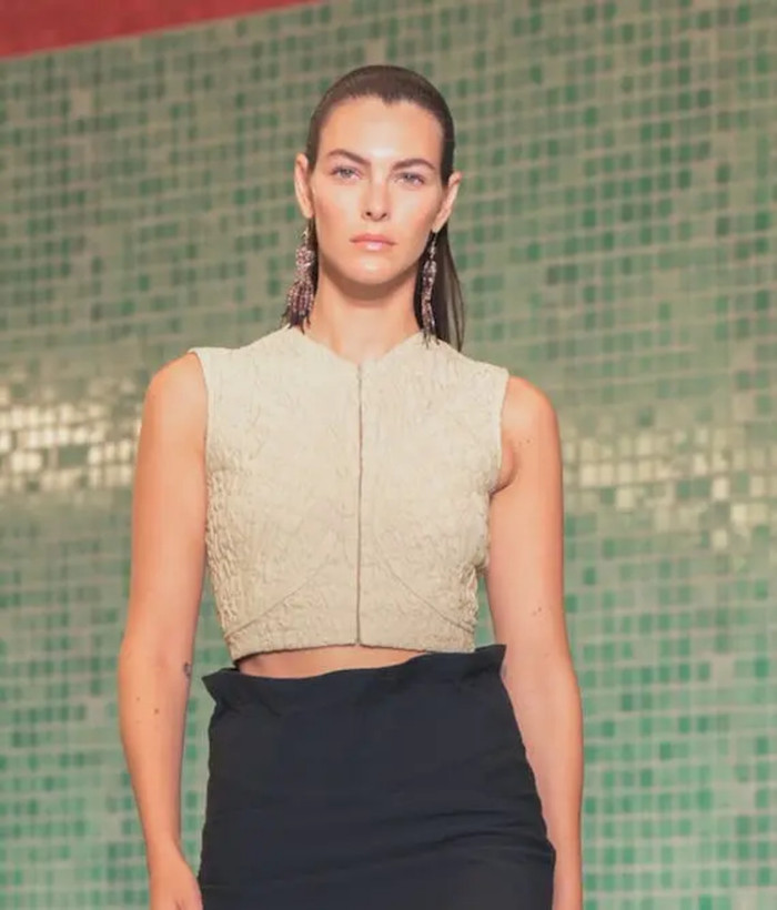 Mái tóc bóng mượt tiếp tục là biểu tượng của sự tinh tế, tái xuất mạnh mẽ trên sàn diễn năm nay. Những kiểu tóc vuốt ngược như búi thấp hay đuôi ngựa mượt mà được các thương hiệu như Tory Burch và Carolina Herrera ưu ái. Với phong cách này, không cần cầu kỳ, chỉ cần giữ cho mái tóc sáng bóng và gọn gàng, bạn đã có ngay vẻ ngoài đầy sang trọng.