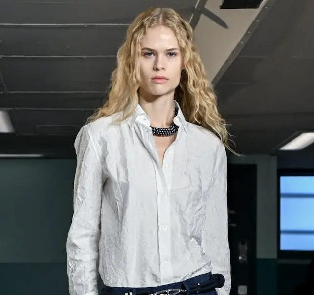 Không cần tạo kiểu cầu kỳ, tóc gợn sóng Bedhead đã trở thành lựa chọn hàng đầu trên các sàn diễn của Tommy Hilfiger và Coach. Kiểu tóc này mang đến cảm giác tự nhiên, lộn xộn nhưng lại cực kỳ thu hút. Với kết cấu sóng nhẹ, phồng tự nhiên, mái tóc tạo nên sự cân bằng hoàn hảo giữa sự phóng khoáng và vẻ đẹp tinh tế.