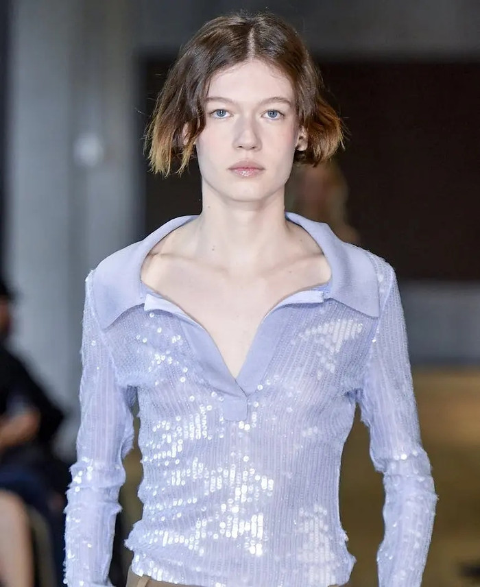 Xu hướng tóc bob chưa bao giờ ngừng hot, nhưng năm nay, phiên bản micro bob ngắn cũn là lựa chọn nổi bật nhất. Các nhà mốt như Proenza Schouler và Sandy Liang đã đưa kiểu tóc này lên sàn diễn với vẻ ngoài sắc sảo và tối giản. Kiểu tóc chạm cằm này không chỉ tôn lên đường nét khuôn mặt mà còn mang lại cảm giác hiện đại, mới lạ. Dù không phải ai cũng dám thử, nhưng micro bob chắc chắn sẽ làm bạn nổi bật.