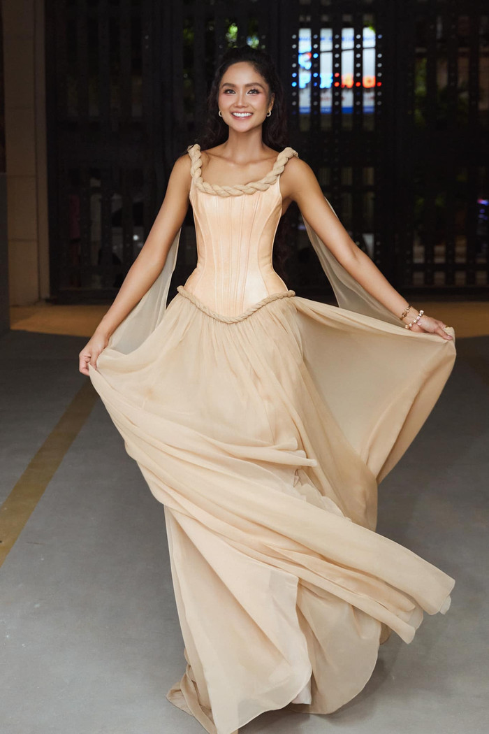 Hoa hậu H'Hen Niê từng vướng nghi vấn bí mật tổ chức lễ ăn hỏi với bạn trai nhưng nhanh chóng phủ nhận. Ở tuổi 32, cô tập trung phát triển sự nghiệp và tham gia các hoạt động thiện nguyện. (Ảnh: FBNV)