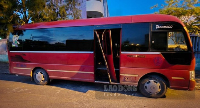 Xe 29 chỗ chở trẻ đến trường mầm non.