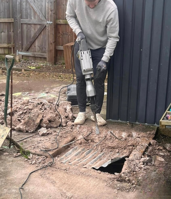 Dọn vườn, cặp vợ chồng bất ngờ phát hiện hầm ngầm bí ẩn.