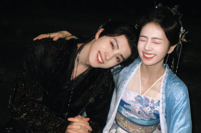 Bạch Lộc và Ngao Thụy Bằng thân thiết trên phim trường. 