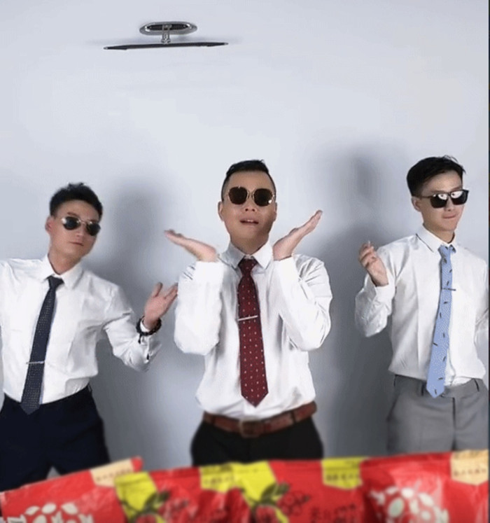 Chồng cũ Hằng Du Mục đu trend cùng 2 người khác. Ảnh cắt từ clip.