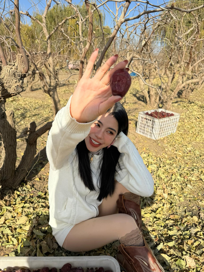 Hằng Du Mục rạng rỡ khi đi thu hoạch táo ở Tân Cương, Trung Quốc. Ảnh: Hằng Du Mục