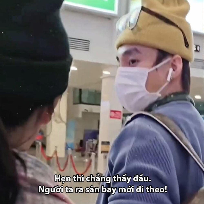 Với sự trùng hợp về trang phục, dân tình đã khẳng định rằng chàng trai ngồi nhâm nhi trà đá vỉa hè đang 'phủ sóng' mạng xã hội đích thị là Sơn Tùng. 