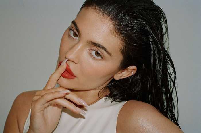 Kylie Jenner khá ưa chuộng kiểu đánh son đỏ full môi.