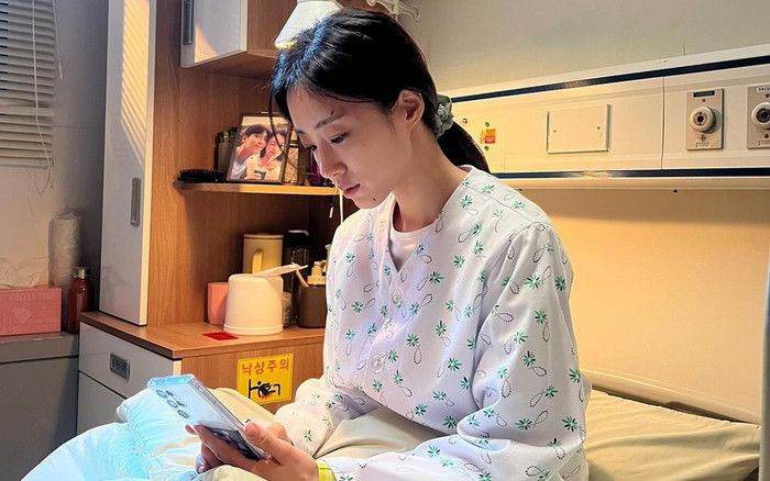 Nhận tin mẹ qua đời, nữ ca sĩ tức tốc rời Việt Nam để về quê Ảnh 2