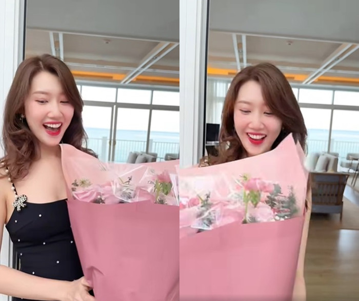 Thúy Ngân khoe được 'crush' gõ cửa, tặng bó hoa. (Ảnh chụp màn hình từ FBNV).