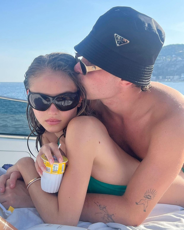 Hiện tại, cô nàng đang hẹn hò với bạn trai Aris Rachevsky được hơn ba năm.