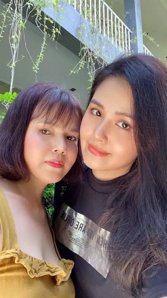 Nhiều khán giả nhận xét Phanh Lee và mẹ như 'hai chị em'. Ảnh: FBNV