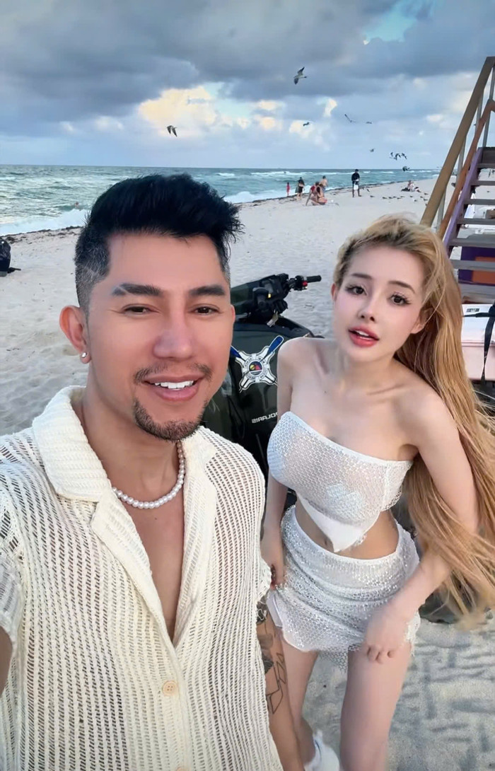 Ngân 98 diện trang phục mỏng dính, để lộ 'da thịt' táo bạo trước ống kính. Cô nàng không mặc nội y để lại nhiều khoảnh khắc khiến người xem phải đỏ mặt. 