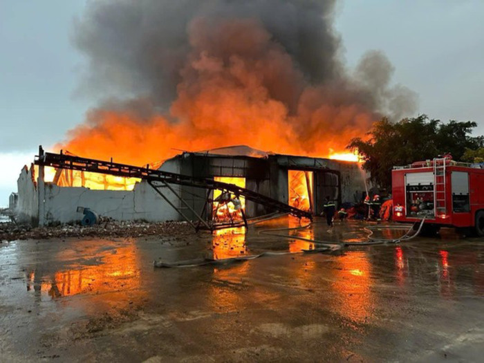 Hiện trường xảy ra vụ cháy lớn ở Quảng Bình. Ảnh: Báo Dân trí