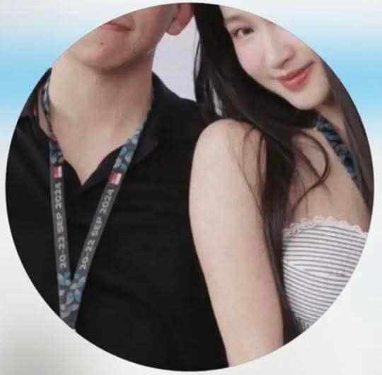 Showbiz 24h: Cư dân mạng đang chuyền tay nhau tấm hình Phương Nhi chụp chung với một chàng trai giấu mặt. Ảnh: Sưu tầm