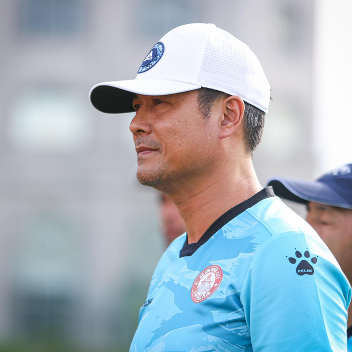 HLV Nguyễn Hữu Thắng tham gia một trận đấu phủi nhưng bị hiểu lầm tái xuất dẫn dắt CLB SLNA. Ảnh: CLB TPHCM