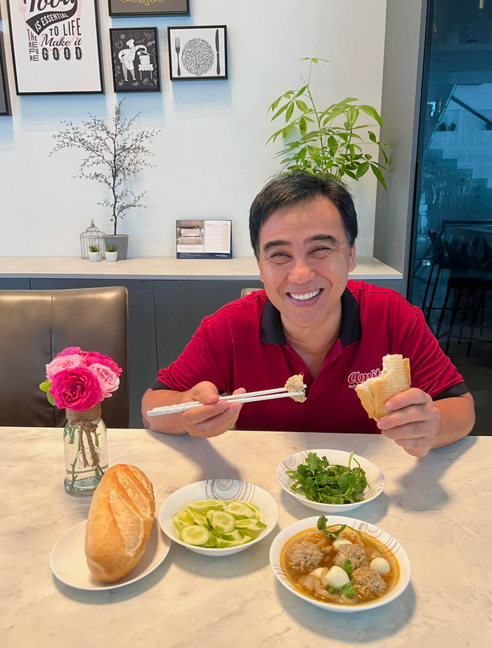 Quyền Linh phủ nhận chuyện anh là 'đại gia ngầm của showbiz'. (Ảnh: FBNV)