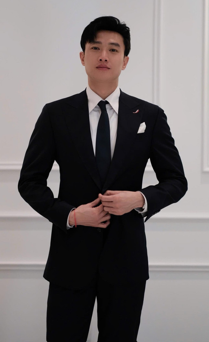 Theo nhiều khán giả, hình ảnh đặc trưng của Quốc Trường chính là những bộ vest đầy nam tính. Ảnh: FBNV