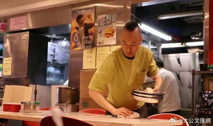 Nam diễn viên đình đám một thời Đới Diệu Minh đi làm phục vụ quán ăn - Ảnh: HK01.