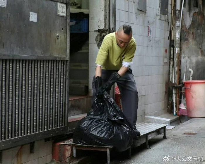 Nam diễn viên đình đám một thời bị bắt gặp đi bưng bê ở quán ăn Ảnh 2