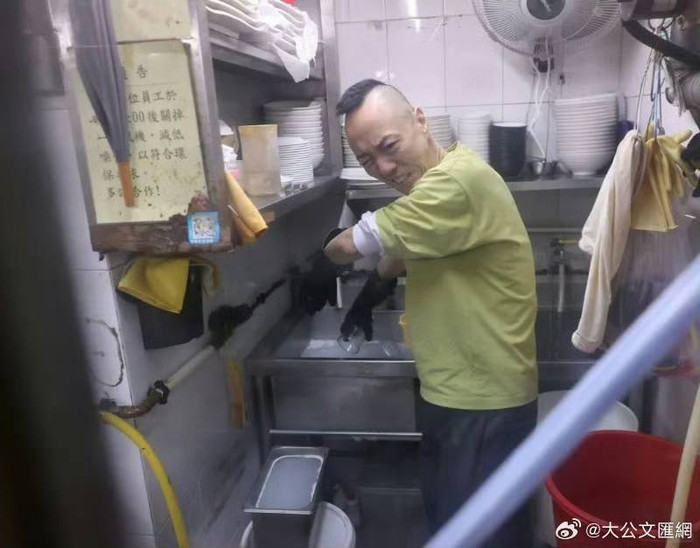 Nam diễn viên không nề hà các công việc nặng nhọc như rửa bát, đổ rác - HK01.