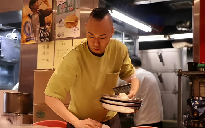 Nam diễn viên đình đám một thời bị bắt gặp đi bưng bê ở quán ăn Ảnh 2