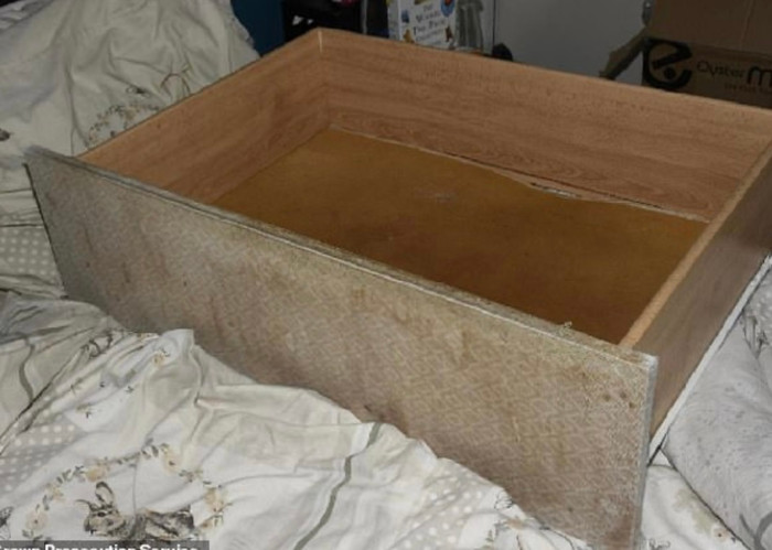 Cô bé 3 tuổi nhưng bị suy dinh dưỡng nặng và vẫn nằm vừa trong chiếc ngăn kéo.