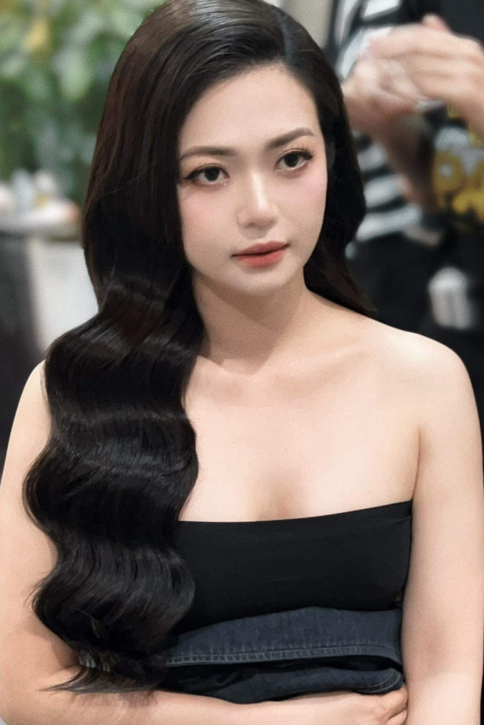 Nhan sắc ở tuổi 42 của Kiều Anh được đánh giá là ngày càng lên hương, quyễn rũ. 