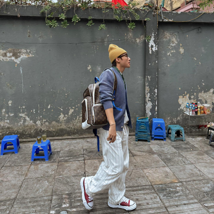 Khoảnh khắc Sơn Tùng M-TP đi uống trà đá ở Hà Nội thu hút gần 500K lượt yêu thích trên trang cá nhân của nam ca sĩ. (Ảnh: FBNV)