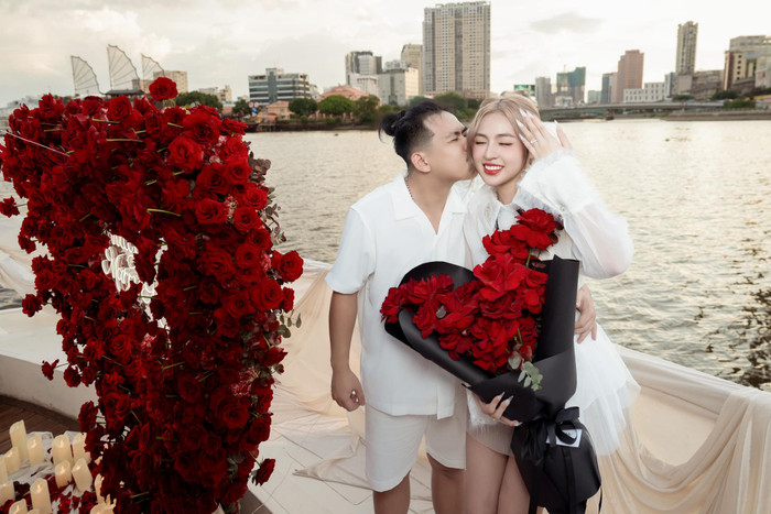 Trần Thanh Tâm vui mừng, hạnh phúc vì được chồng tương lai dốc lòng chuẩn bị lễ cầu hôn hoành tráng. Ảnh: FBNV