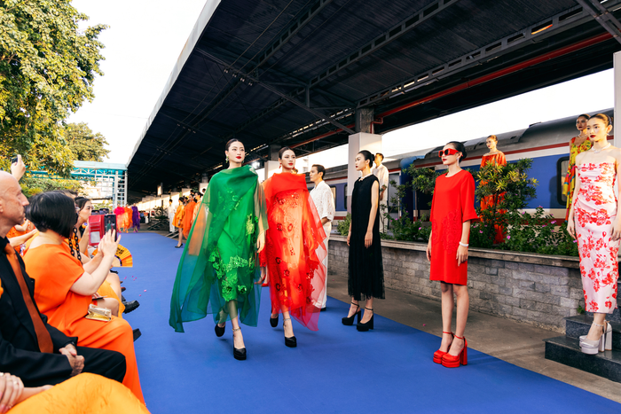 Tính tới thời điểm hiện tại, show diễn Thanh xuân diễn ra vào năm 2024 tại Ga Sài Gòn là show cá nhân khủng nhất nhì của Vũ Ngọc và Son. Bởi, hoạt cảnh cầu kì hoành tráng với sự tham gia không chỉ của các diễn viên chuyên nghiệp và quần chúng mà cả những nhân viên mẫn cán của ngành đường sắt cùng đội trống sôi động. Show diễn phủ sắc cam mang nhiều ấn tượng và cảm xúc khó quên cho giới mộ điệu. 