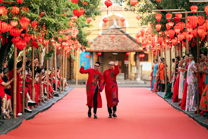 Tiếp tục chọn phố cổ Hội An làm điểm dừng chân, Vũ Ngọc và Son lựa chọn là Chợ Hội An gần 200 năm tuổi để tạo ra show diễn Phương Đông Rực Rỡ - Cruise 2023. Hai nhà thiết kế tiết lộ, sàn runway dài 150m dọc theo phố cổ từ chợ Hội An sẽ được thắp sáng bởi hơn 1000 chiếc đèn lồng đỏ được sản xuất riêng cho sự kiện. Hàng nghìn chiếc đèn lồng được đặt sản xuất riêng cho concept cùng thắp sáng chợ Hội An – nơi được thay áo mới để hóa thành sàn runway 'độc nhất vô nhị' trong cuộc đời làm nghề của bộ đôi nhà thiết kế. 