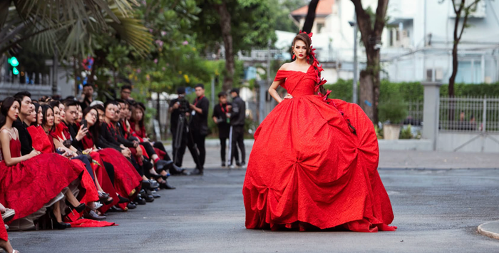 Hừng Đông - show diễn xuân hè 2021 chào đón năm mới diễn ra tại Bảo tàng TP. HCM . Để tổ chức show diễn mở màn cho năm mới, Vũ Ngọc và Son đã chọn Bảo Tàng TP HCM dàn dựng sân khấu. Theo hai nhà mốt, họ muốn biến sảnh ngoài của bảo tàng thành sàn catwalk. Show diễn bao phủ sắc đỏ với các thiết kế mang tính ứng dụng tôn vinh di sản văn hoá đất nước và gửi đến thông điệp tình yêu quê hương qua thời trang văn hoá nghệ thuật. 