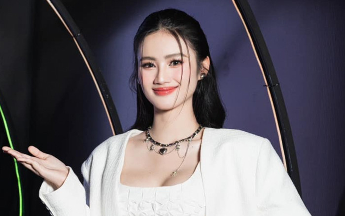 Hoa hậu Ý Nhi mang giày cao gót đi quét rác Ảnh 2