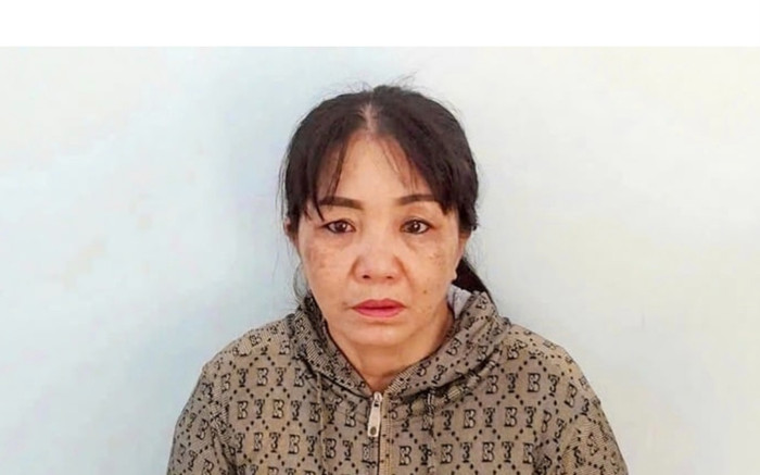 Xót xa bé gái 12 tuổi bị mẹ nuôi tạt nước sôi vì làm mất vé số Ảnh 2