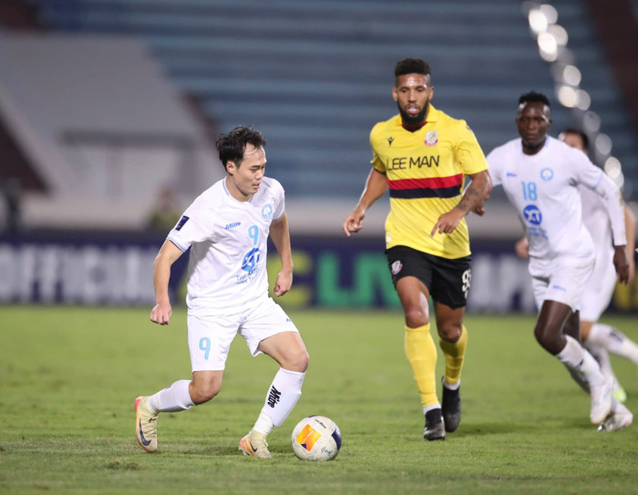 Tiền đạo Nguyễn Văn Toàn tiếp tục kéo dài chuỗi trận không ghi bàn dù Nam Định FC thắng đậm Lee Man 3-0. Ảnh: CLB Nam Định