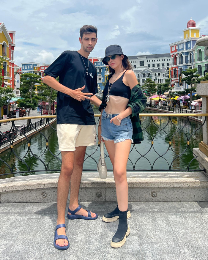 Hai chị em An Tây thường xuyên đăng ảnh gia đình ở trên mạng xã hội. Ảnh: FBNV